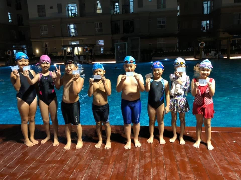 Lớp học bơi ở hồ bơi Ánh Viên 