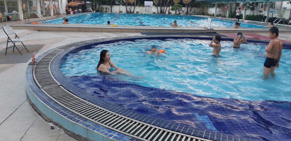 Học bơi ở hồ bơi KCX Tân Thuận 