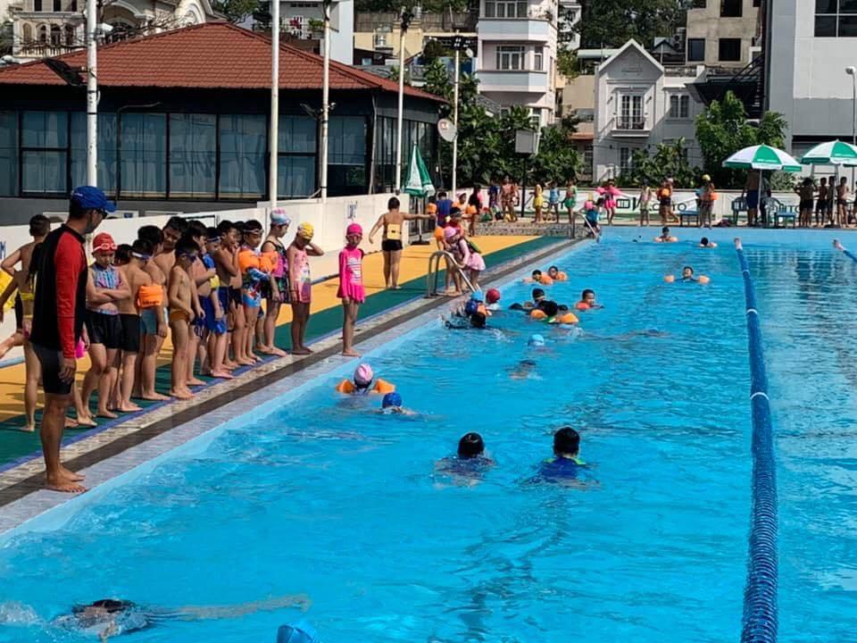Lớp học bơi CLB bơi lội Lam Sơn