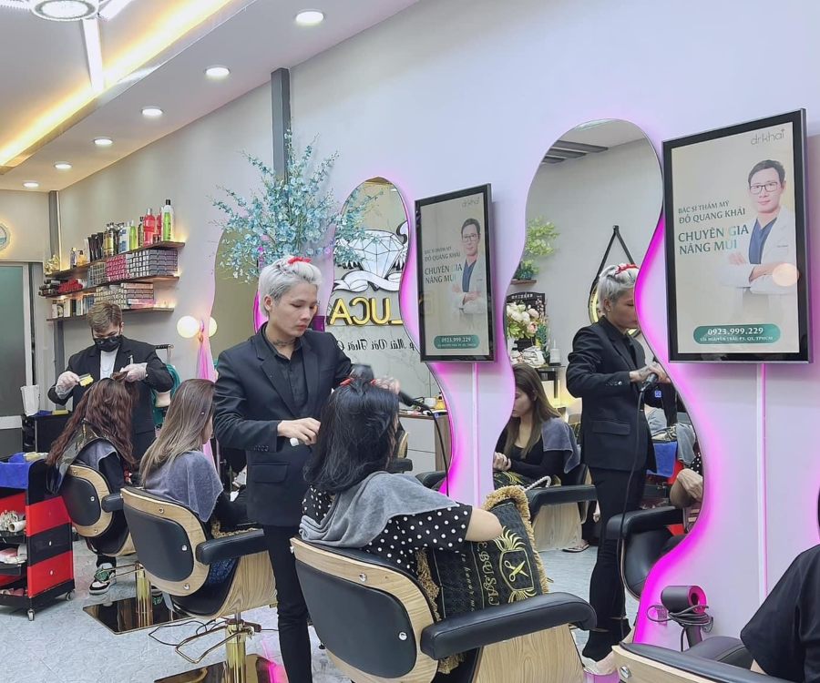Có lẽ đây là tiệm cắt tóc nữ đẹp nhất tại Tân Bình! Điều đó được thể hiện rõ nét qua hình ảnh này. Từ những kiểu tóc thời trang đến những kiểu cổ điển, tiệm này đều có thể đáp ứng được nhu cầu của khách hàng.